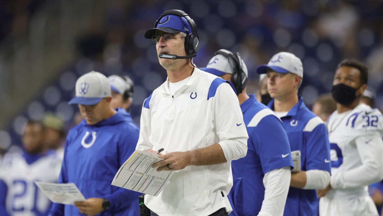 Den Headcoach vun den Indianapolis Colts Frank Reich mat sengem Headset, iwwer deen hie Kontakt mat verschiddene Spiller an anere Coachen an Assistenten huet.