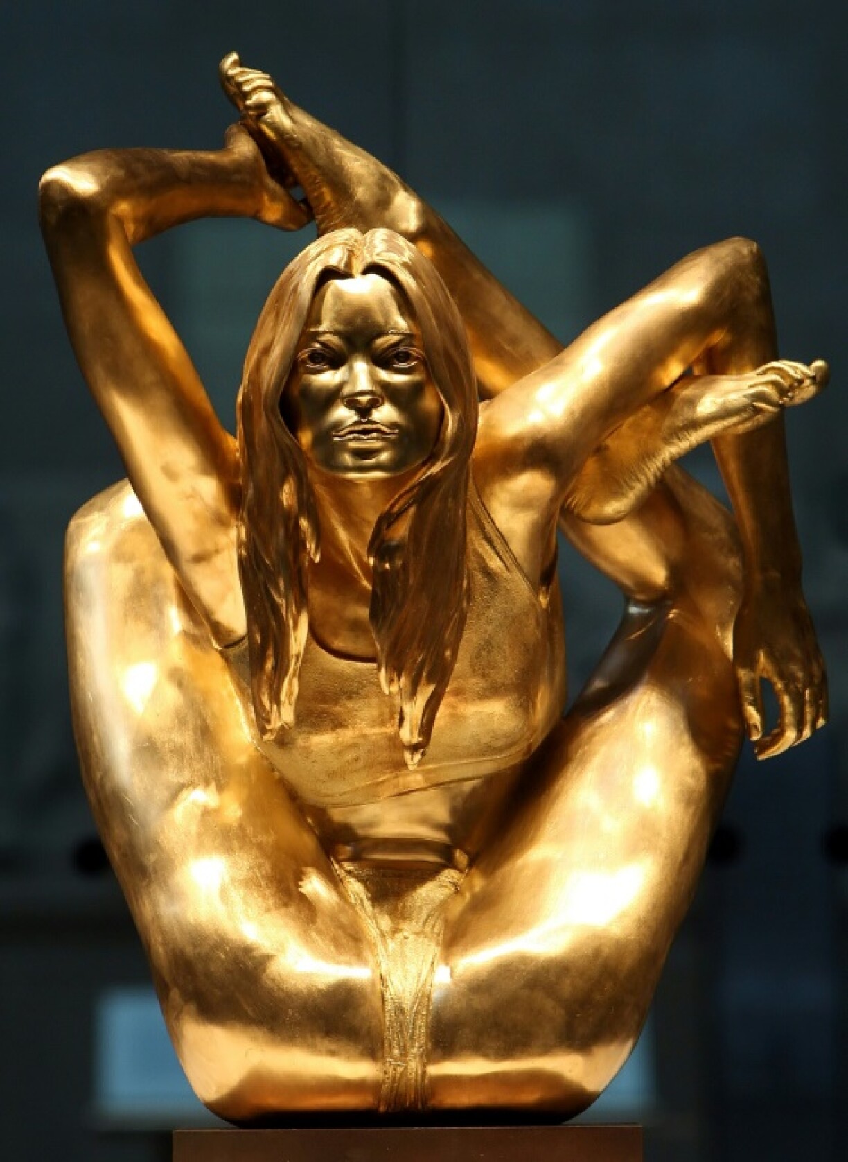 Une statue en or de Kate Moss réalisée par l'artiste britannique Marc Quinn exposée au Bristish Museum, le 2 octobre 2008 à Londres