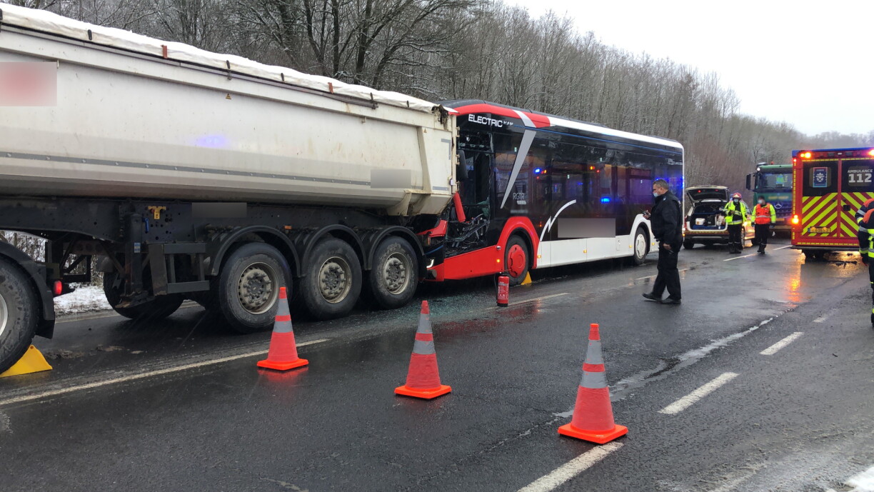 Un camion et un bus sont entrés en collision près du cimetière allemand de Sandweiler.