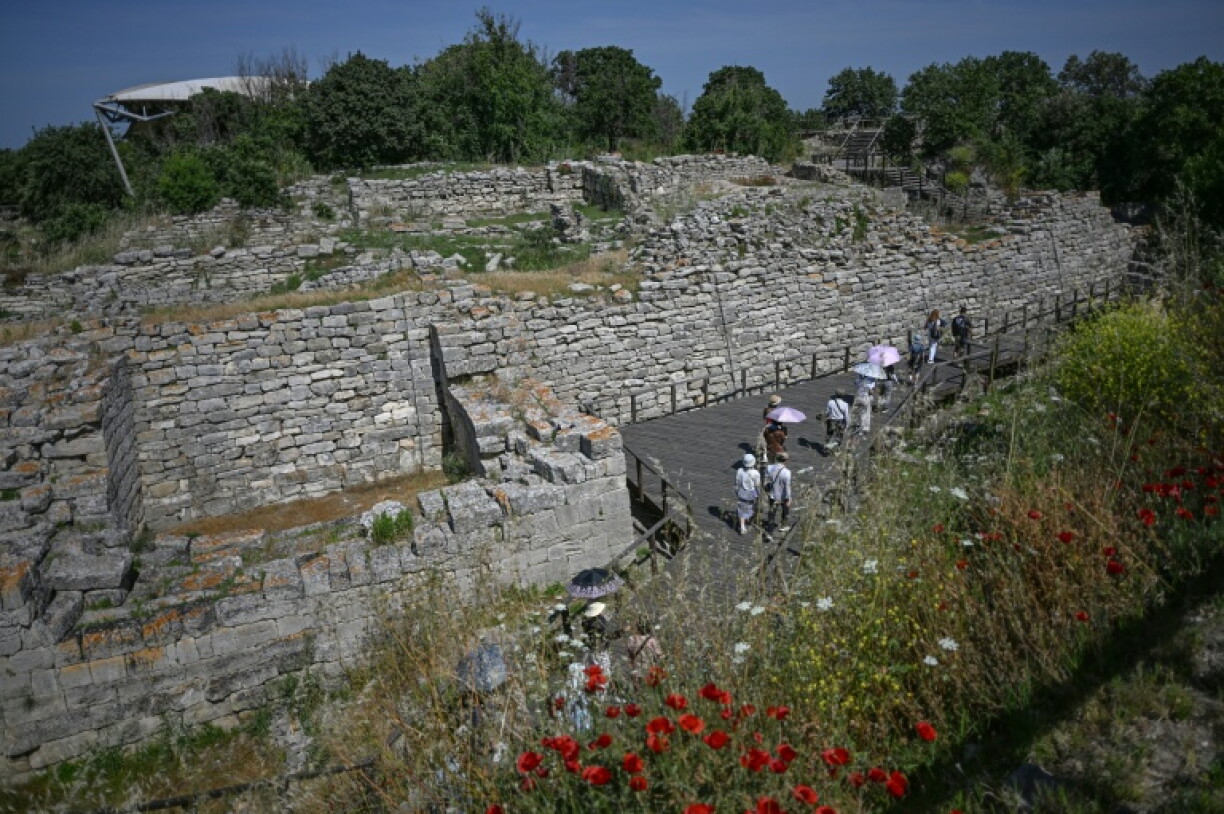 Des touristes visitent les ruines de l'ancienne ville de Troie, à Çanakkale, le 2 juin 2026