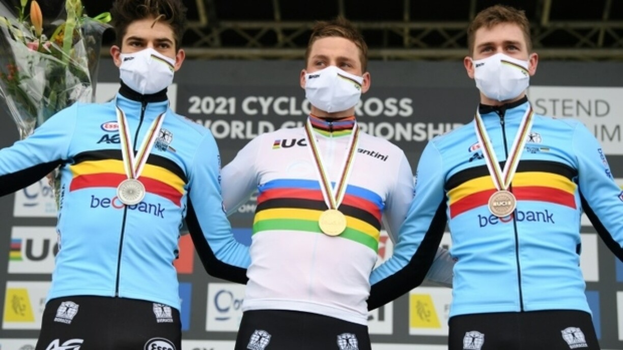 Den Toon Aerts (riets) um Podium mam Cyclocross-Weltmeeschter vun 2021 Mathieu Van Der Poel (mëtt) an dem Vizeweltmeeschter Wout Van Aert(lénks).
