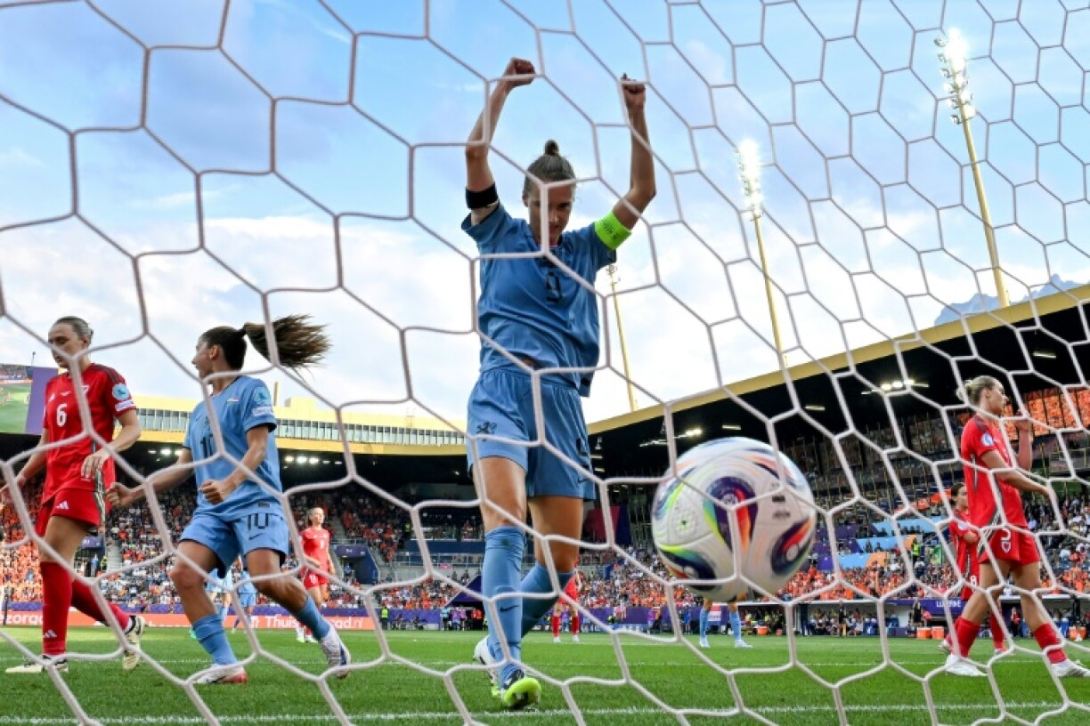 Vivianne Miedema (C) will be playing against her partner Beth Mead on Wednesday