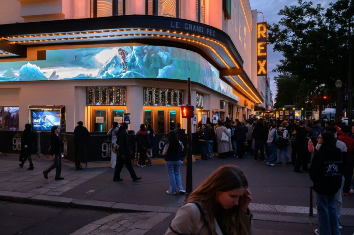 Des spectateurs attendent devant le Grand Rex pour assister à l'avant-première du documentaire du YouTubeur Inoxtag intitul