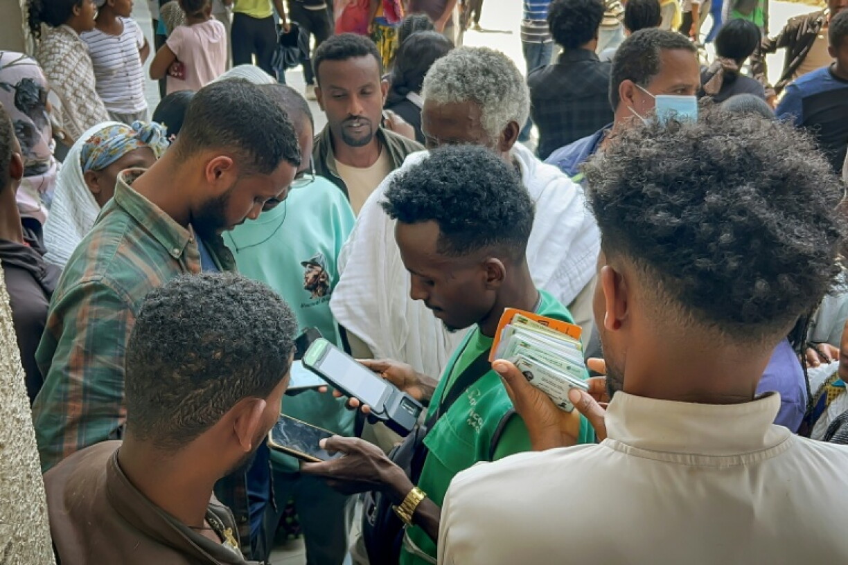 Des habitants de Mekele, capitale de l'Etat régional du Tigré, achètent des cartes SIM supplémentaires pour parer à des perturbations des réseaux télécoms le 25 septembre 2026, sur fond de reprise des hostilités dans le nord de l'Ethiopie
