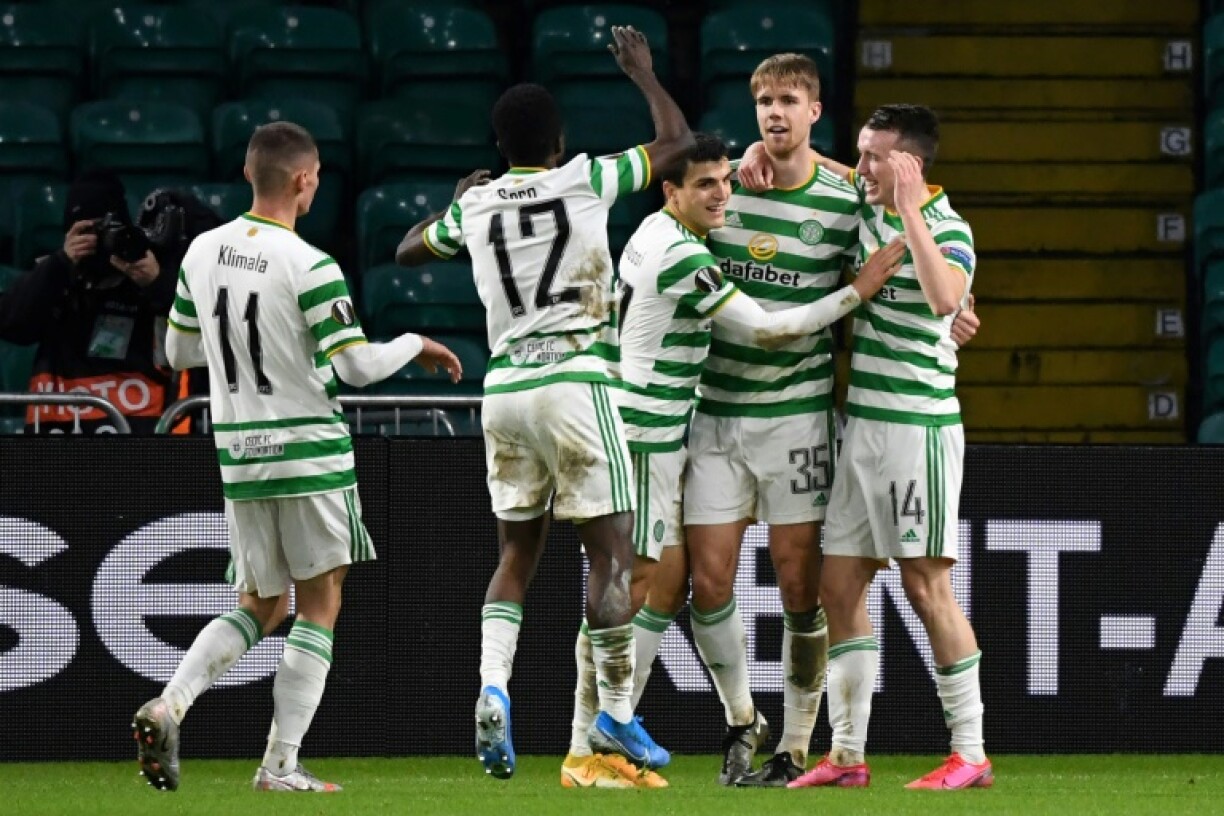Le milieu de terrain du Celtic Glasgow, David Turnbull, est félicité par ses coéquipiers après son but contre Lille, lors du match de Ligue Europa, le 10 décembre 2020 à Glasgow