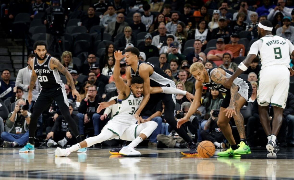 Giannis Antetokounmpo (Milwaukee Bucks) au duel face à Victor Wembanyama (San Antonio Spurs), sur le parquet du Frost Bank Center de San Antonio, Texas, le 4 janvier 2024