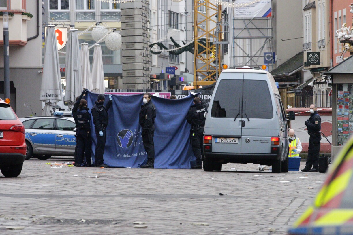 Des policiers tiennent un rideau autour des corps des victimes renversées par une voiture à Trèves le 1er décembre 2020
