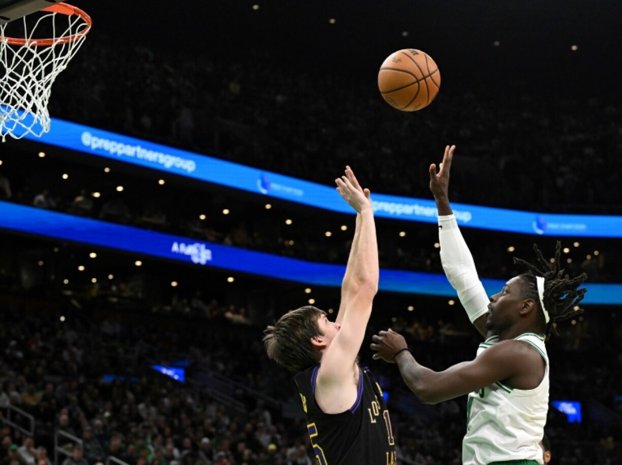 Duel entre Jrue Holiday (D), des Boston Celtics, et Austin Reaves (G), des LA Lakers, lors d'un match de saison régulière de NBA, le 1er février 2024 à Boston