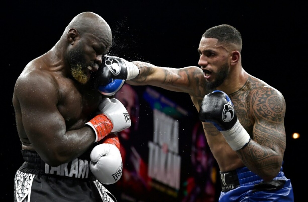 Le boxeur français Tony Yoka (droite) contre le Franco-Camerounais Carlos Takam lors d'un combat en catégorie poids lourds, le 11 mars 2023 au Zénith de Paris