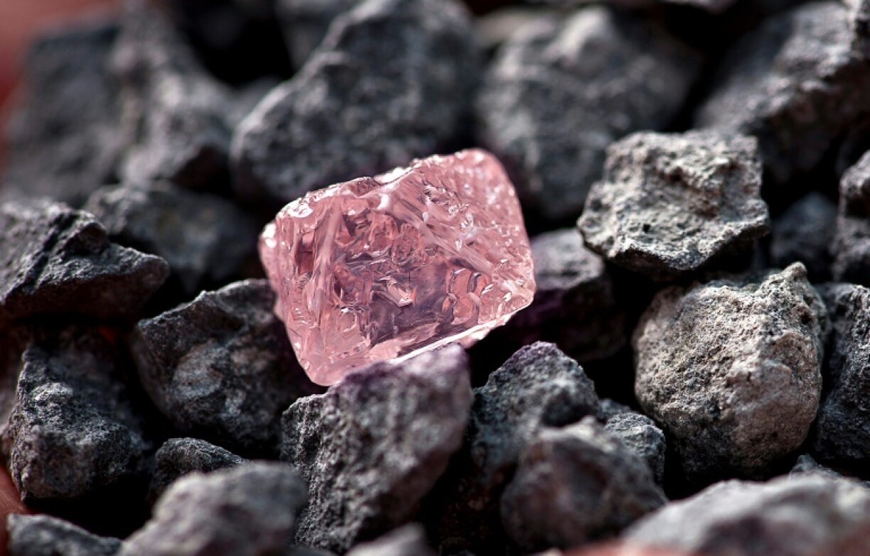 Diamant rose brut, baptisé Argyle Pink Jubilee, trouvé dans la mine australienne d'Argyle, dans une photo distribuée le 22 février 2012 par le géant minier Rio Tinto