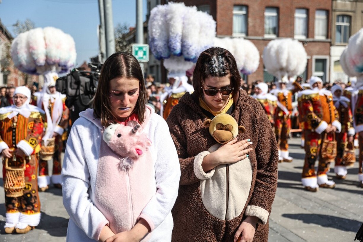 Des participants au carnaval de La Louvière lord d'une minute de silence en hommage aux victimes de Strepy-Bracquegnies.