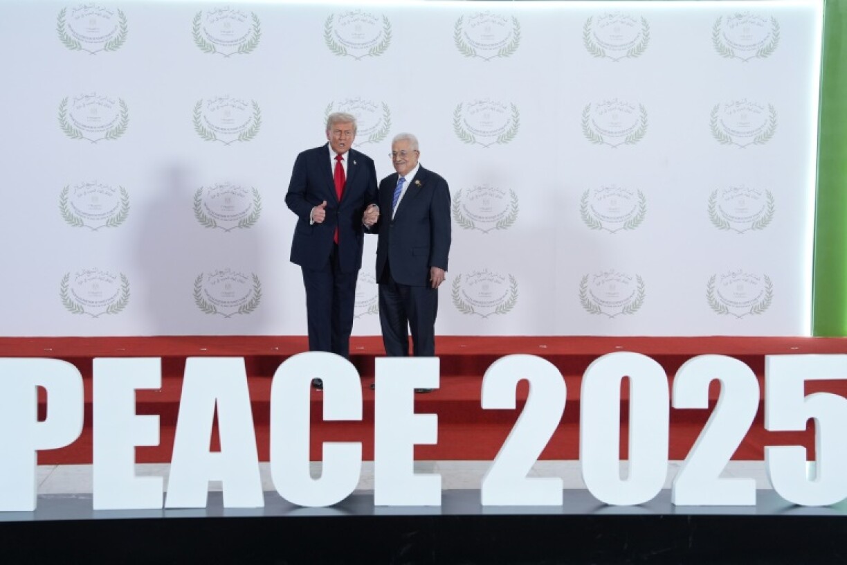 Le président américain Donald Trump salue le président palestinien Mahmoud Abbas lors d'un sommet sur Gaza à Charm el-Cheikh, le 13 octobre 2025
