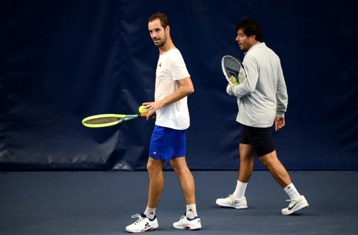 Richard Gasquet et le sélectionneur de l'équipe de France de Coupe Davis Sébastien Grosjean, le 9 septembre 2022 lors d'une session d'entraînement à Paris