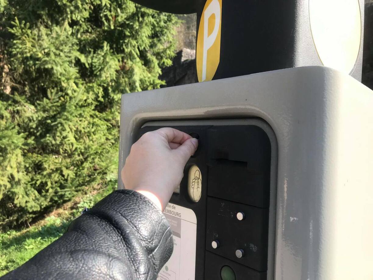 Non, les parkings de la ville ne sont pas devenus gratuits à cause du coronavirus!