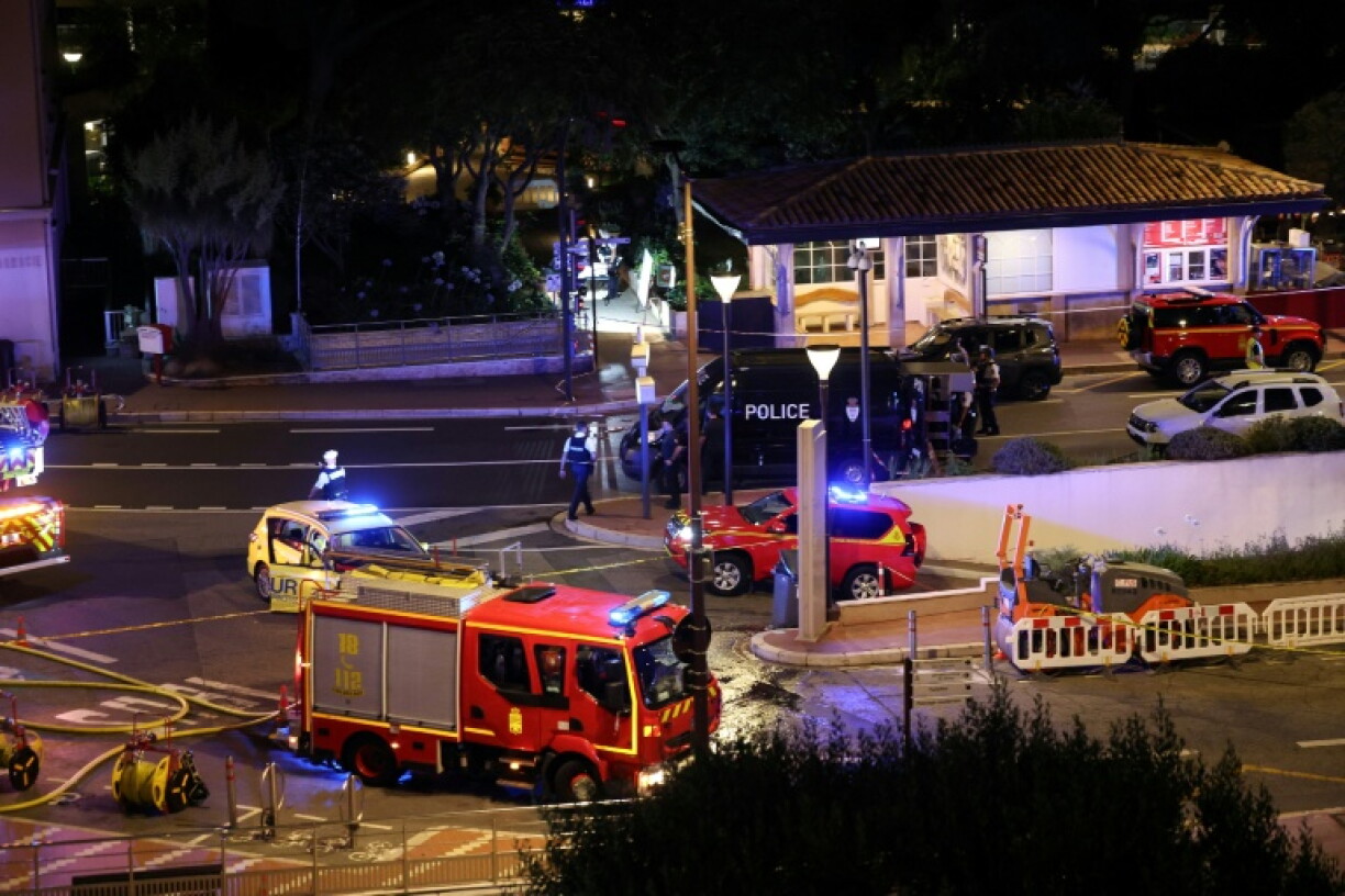 Cette photographie montre les services d'urgence monégasques déployés près du lieu d'une explosion survenue dans un immeuble résidentiel à Monaco, près de la frontière avec la France, le 29 juin 2026