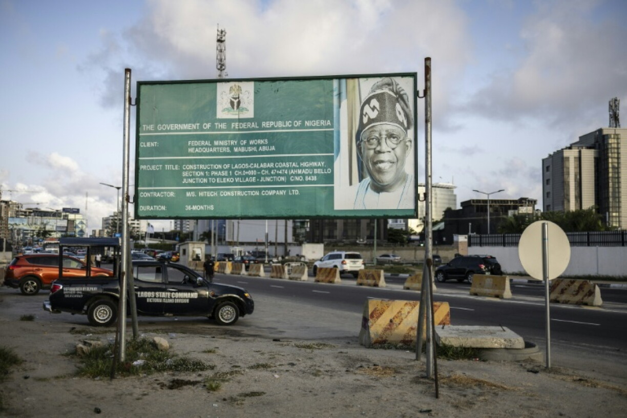 Un panneau d'affichage annonce la construction de l'autoroute côtière Lagos-Calabar à Lagos, le 17 avril 2026.