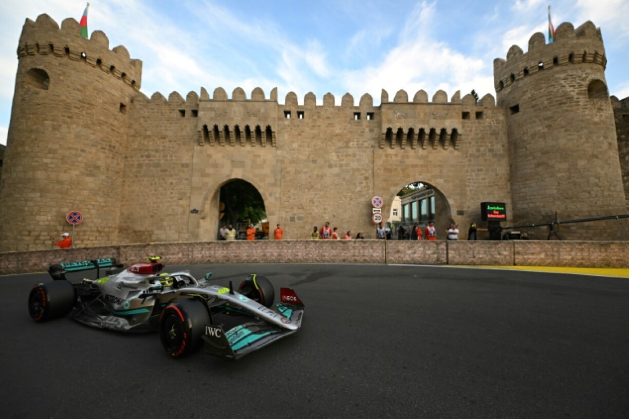 La Mercedes de Lewis Hamilton lors des qualifications du GP d'Azerbaïdjan, dans les rues de Bakou, le 11 juin 2022