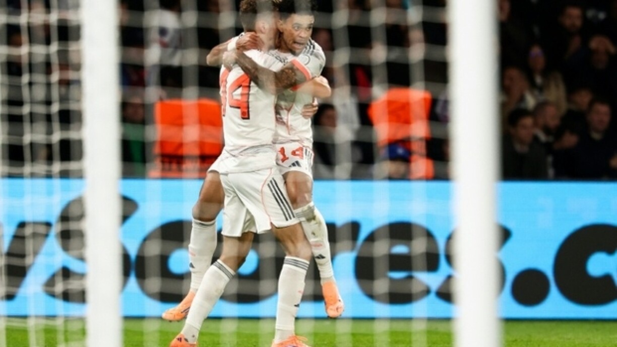 L'attaquant colombien du Bayern Munich Luis Diaz célèbre avec son coéquipier croate Josip Stanisic un de ses deux buts inscrits contre le PSG, en Ligue des champions, le 4 novembre 2025 au Parc des Princes