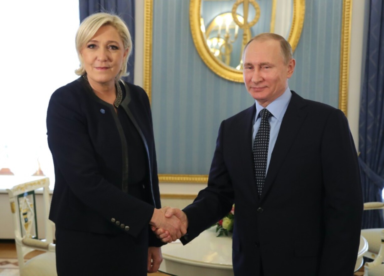 Le président russe Vladimir Poutine rencontre Marine Le Pen, alors candidate FN à l'élection présidentielle, au Kremlin à Moscou, le 24 mars 2017