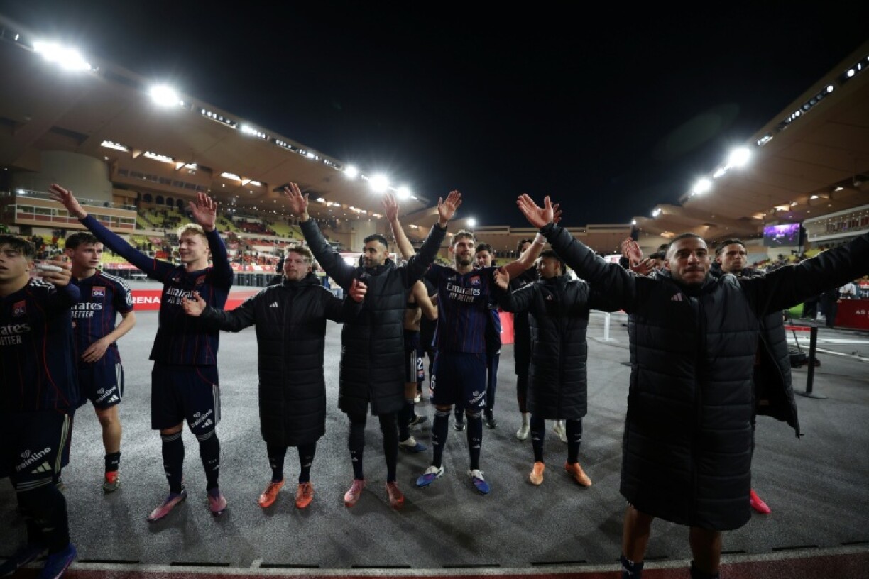 Les joueurs de Lyon célèbrent avec leurs fans, après la victoire à Monaco, en Ligue 1, le samedi 3 janvier 2026