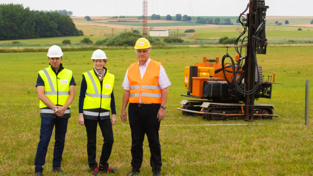 Eric Golinelli, Solar Project Manager bei Enovos, Anouk Hilger, Head of Renewable Energies Luxembourg bei Enovos, und Eugène Muller, Head of Technical Services & Transmissions bei BCE (vu lénks no riets).