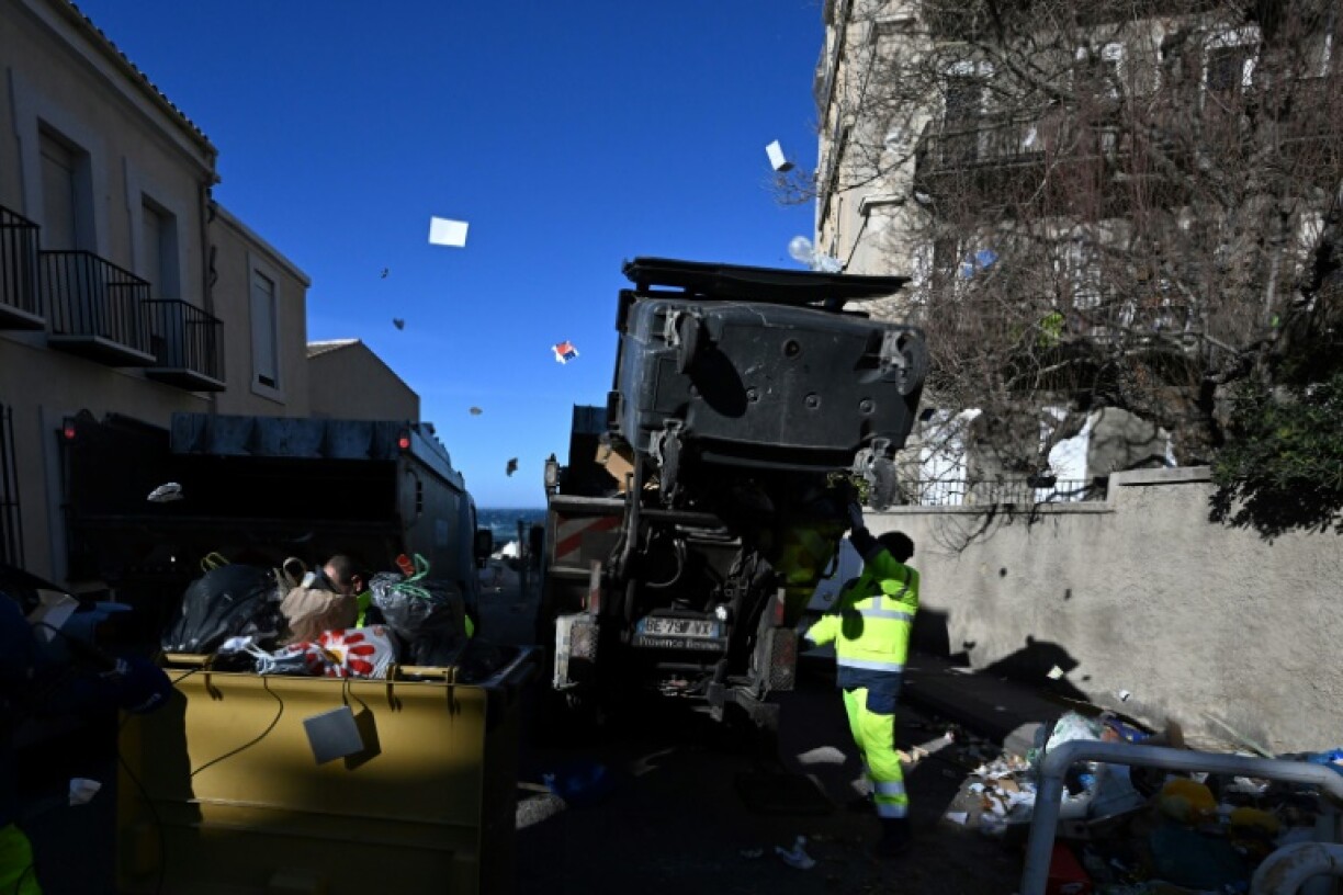 Des agents de la mairie de Marseille ramassent les poubelles qui débordent, le 1er février 2022