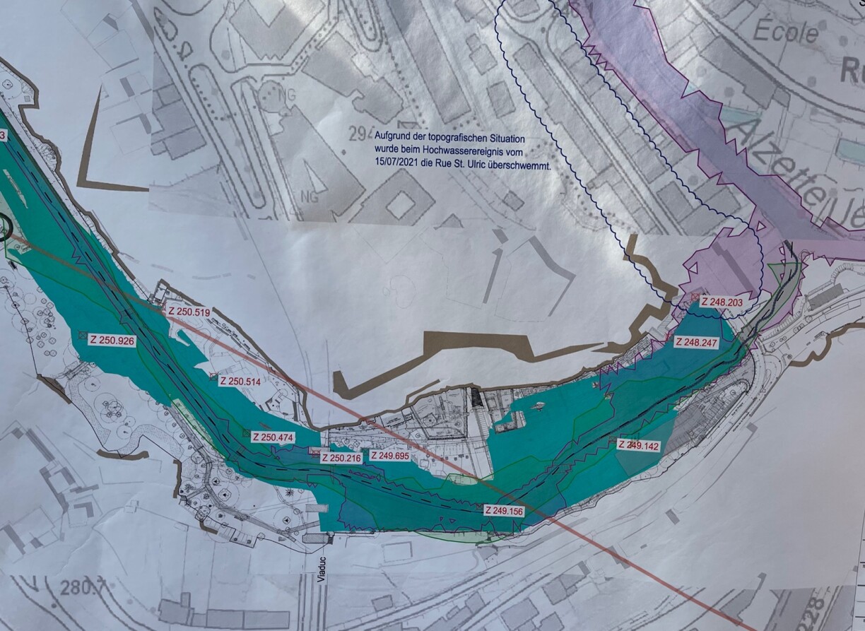 Héichwaasser am Péitrussdall am Gronn. D’Renaturéierung soll d’Iwwerschwemmunge laanscht d’Uelzecht reduzéieren (rosa markéiert: Situatioun haut, blo/gréng: no Renaturéierung).