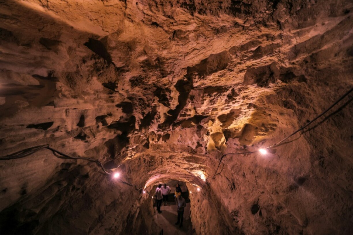 Photo d'un qanat, une étroite galerie souterraine qui achemine l'eau des montagnes ou des nappes souterraines vers la ville de Yazd, au centre de l'Iran, le 3 juillet 2023