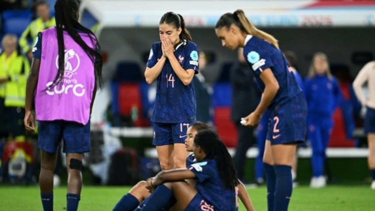 Les joueuses de l'équipe de France après leur élimination contre l'Allemagne aux tirs au but en quarts de finale de l'Euro-2025 à Bâle (Suisse) le 19 juillet 2025