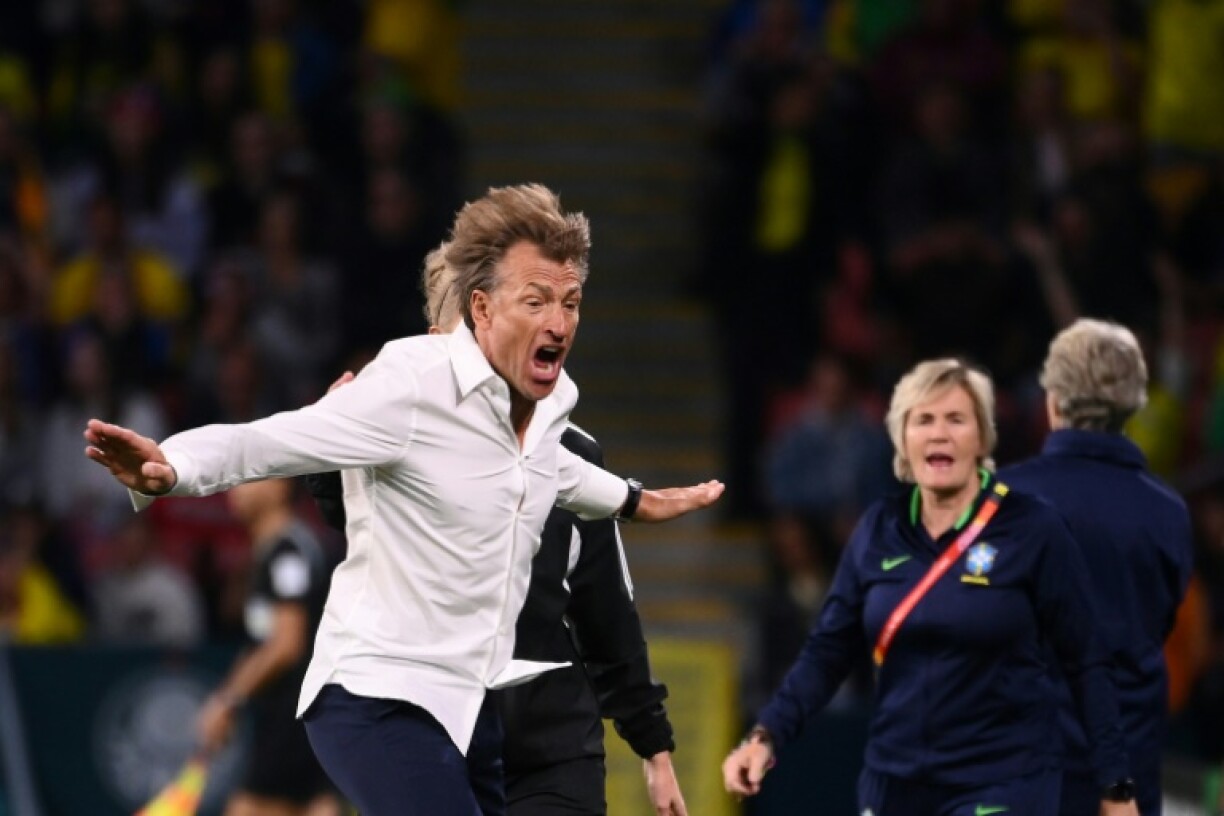 L'entraîneur de l'équipe de France, Hervé Renard, réagit sur la ligne de touche pendant le match de la Coupe du monde féminine entre la France et le Brésil à Brisbane, le 29 juillet 2023