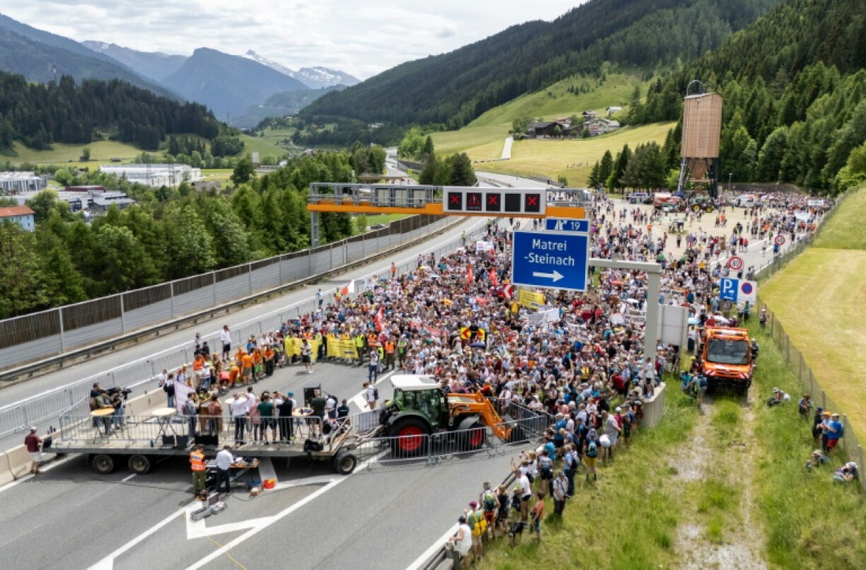 Auf der Brenner-Autobahn in Österreich haben zahlreiche Menschen gegen den hohen Verkehr über den Alpenpass protestiert - das wegen der Sperrung der normalerweise viel befahrenen Strecke befürchtete Verkehrschaos blieb zunächst jedoch aus.