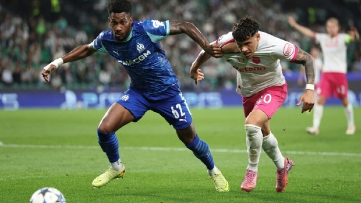 Le défenseur de Marseille Michael Murillo (g) et le milieu du Sporting Portugal Maximiliano Araujo lors de la victoire portugaise 2-1 en Ligue des champions, le 22 octobre 2025 à Lisbonne