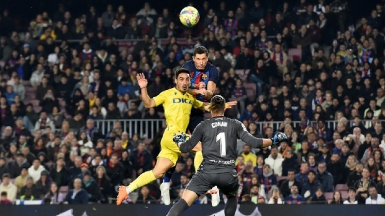 L'avant-centre polonais du Barça Robert Lewandowski à la lutte avec la défense de Cadix le 19 février 2023 lors de la victoire du FC Barcelone 2-0 au Camp Nou