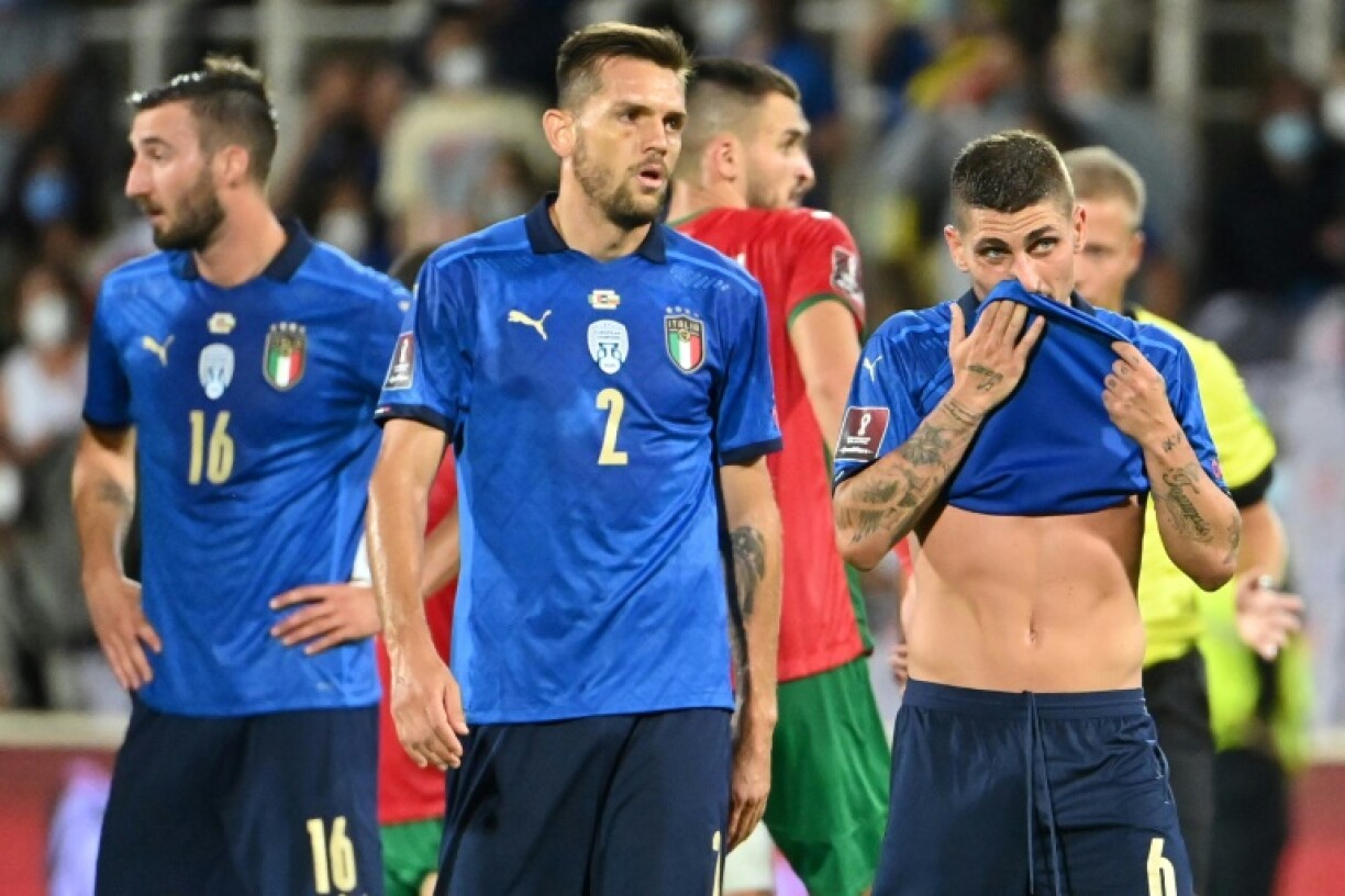 Le milieu de terrain italien Marco Verratti (d) et ses coéquipiers, après leur match nul (1-1) contre la Bulgarie, lors de leur match de qualification pour le Mondial-2022 au Qatar, le 2 septembre 2021 à Florence