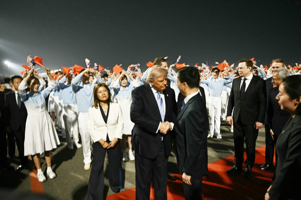 Den Donald Trump gëtt vum chineesesche Vizepresident Han Zheng empfaangen.