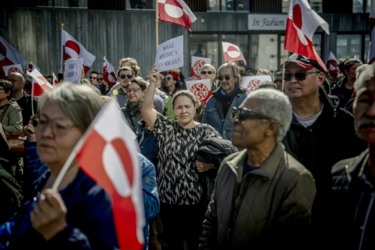 In Grönland sind am Freitag mehrere hundert Menschen gegen die Eröffnung eines neuen, größeren US-Konsulats in der Hauptstadt Nuuk auf die Straße gegangen.