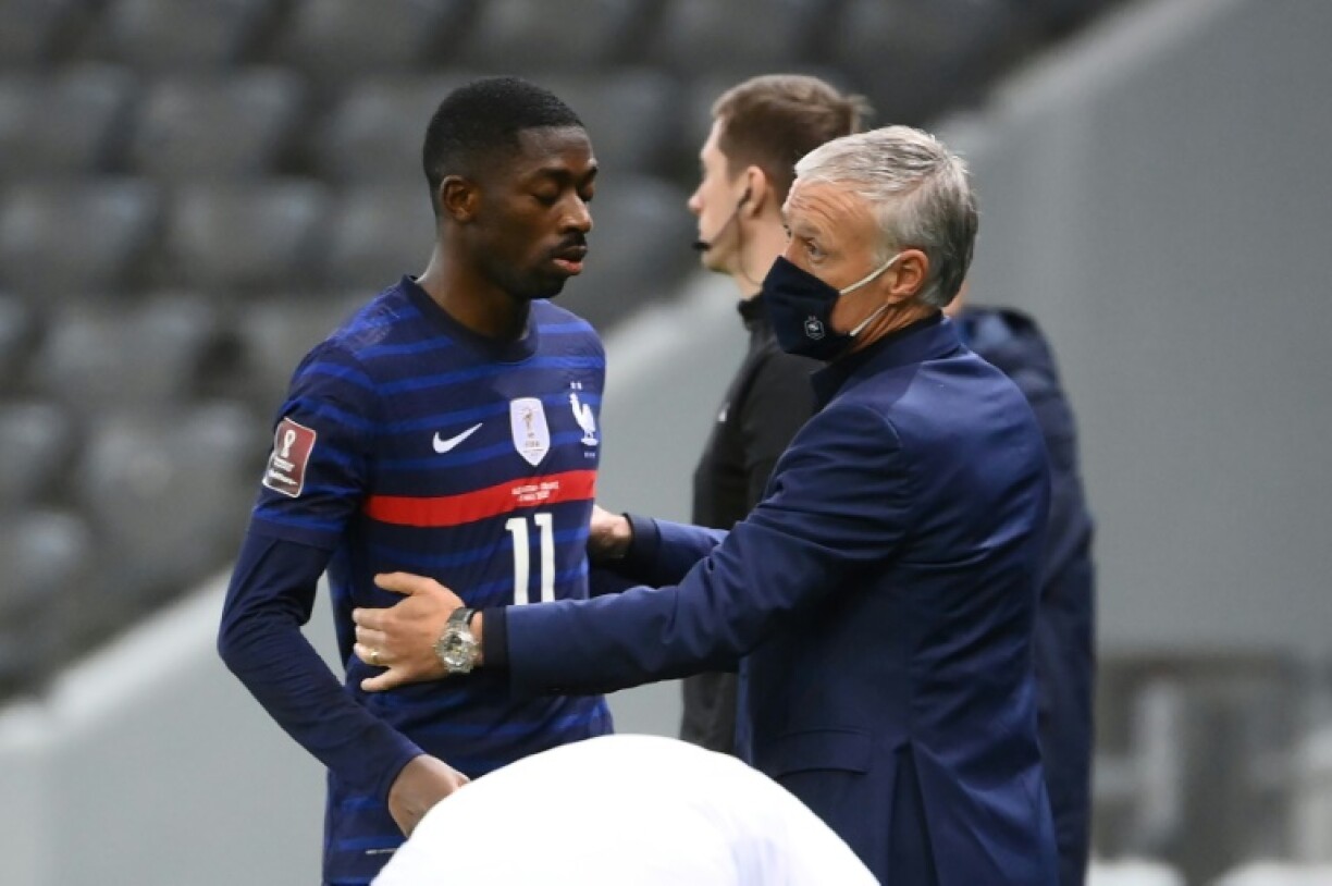 L'attaquant Ousmane Dembélé, auteur du 1er but pour l'équipe de France, est félicité par le sélectionneur Didier Deschamps, après son remplacement, lors du match de qualification au Mondial 2022 contre le Kazakhstan, le 28 mars 2021 à Noursoultan