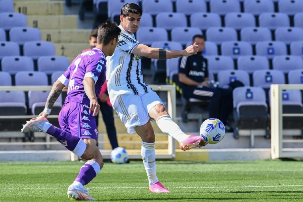 L'attaquant espagnol de la Juventus, Alvaro Morata (d), égalise d'une frappe travaillée du gauche lors du match de Serie A contre la Fiorentina, à Florence, le 25 avril 2021