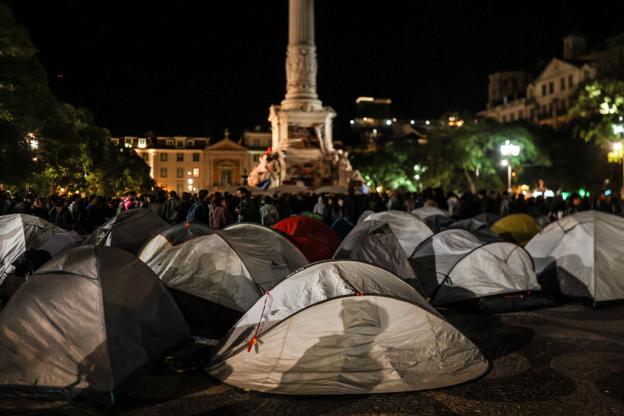 Des dizaines de tentes étaient visibles au sein d’un campement installé pour protester contre la pénurie de logements, la flambée des loyers et les bas salaires, sur la place du Rossio, dans le centre de Lisbonne, dans la soirée du 19 octobre 2026.