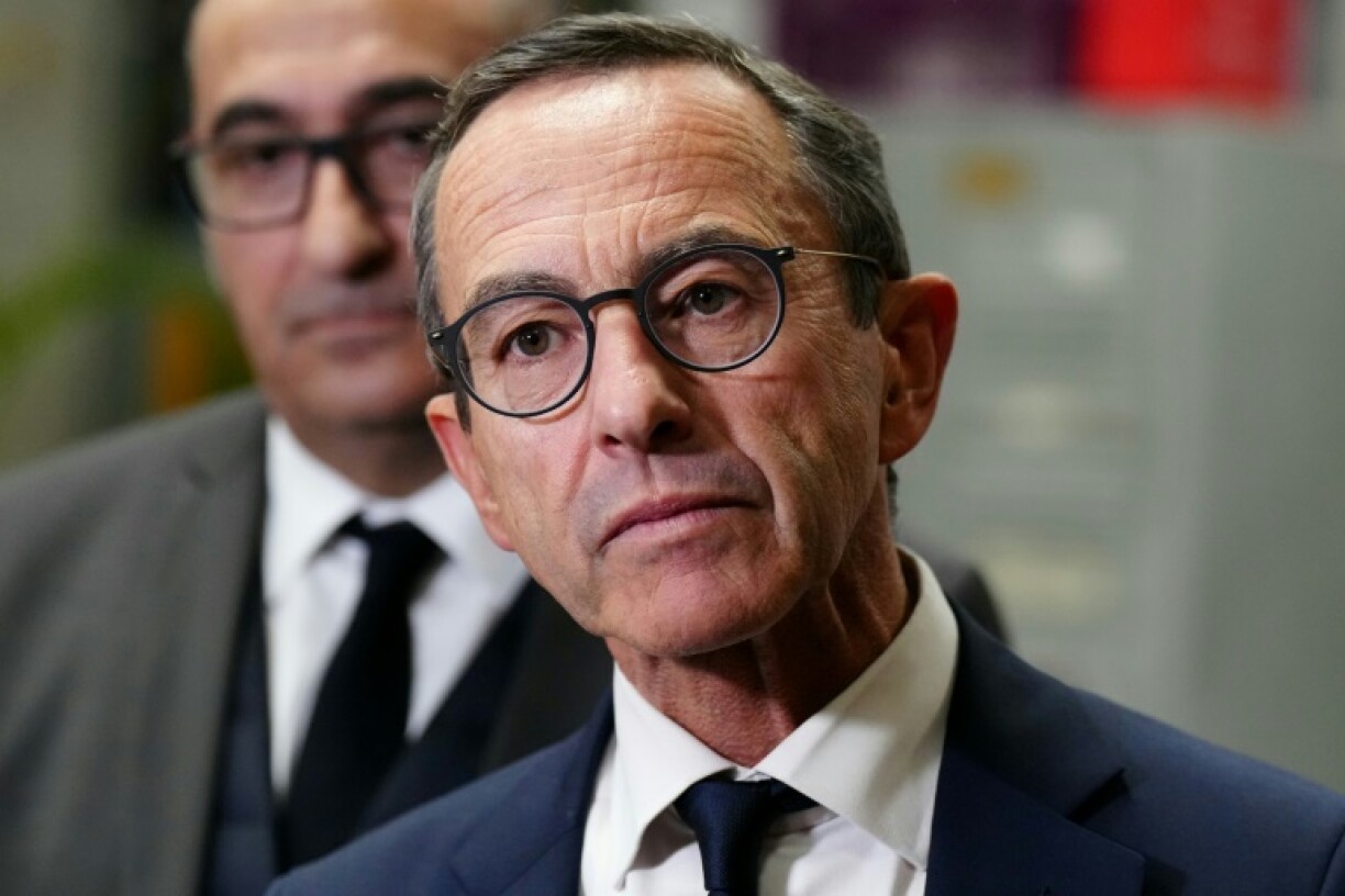 Le nouveau ministre de l'Intérieur Bruno Retailleau, accompagné du préfet de police de Paris Laurent Nunez lors d'une conférence de presse à La Courneuve, au nord de Paris le 23 septembre 2024