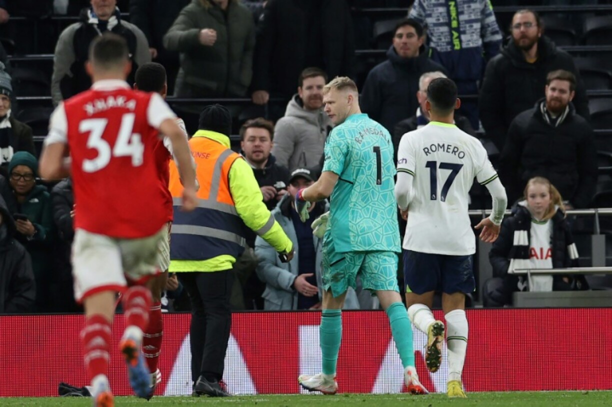 Aaron Ramsdale, le gardien d'Arsenal (au centre, N.1) après le match de la 20e journée de la Premier League remporté (2-0) par les Gunners sur la pelouse de Tottenham le 15 janvier 2023. Un supporter des Spurs a essayé de lui donner un coup de pied à la fin du derby du nord de Londres