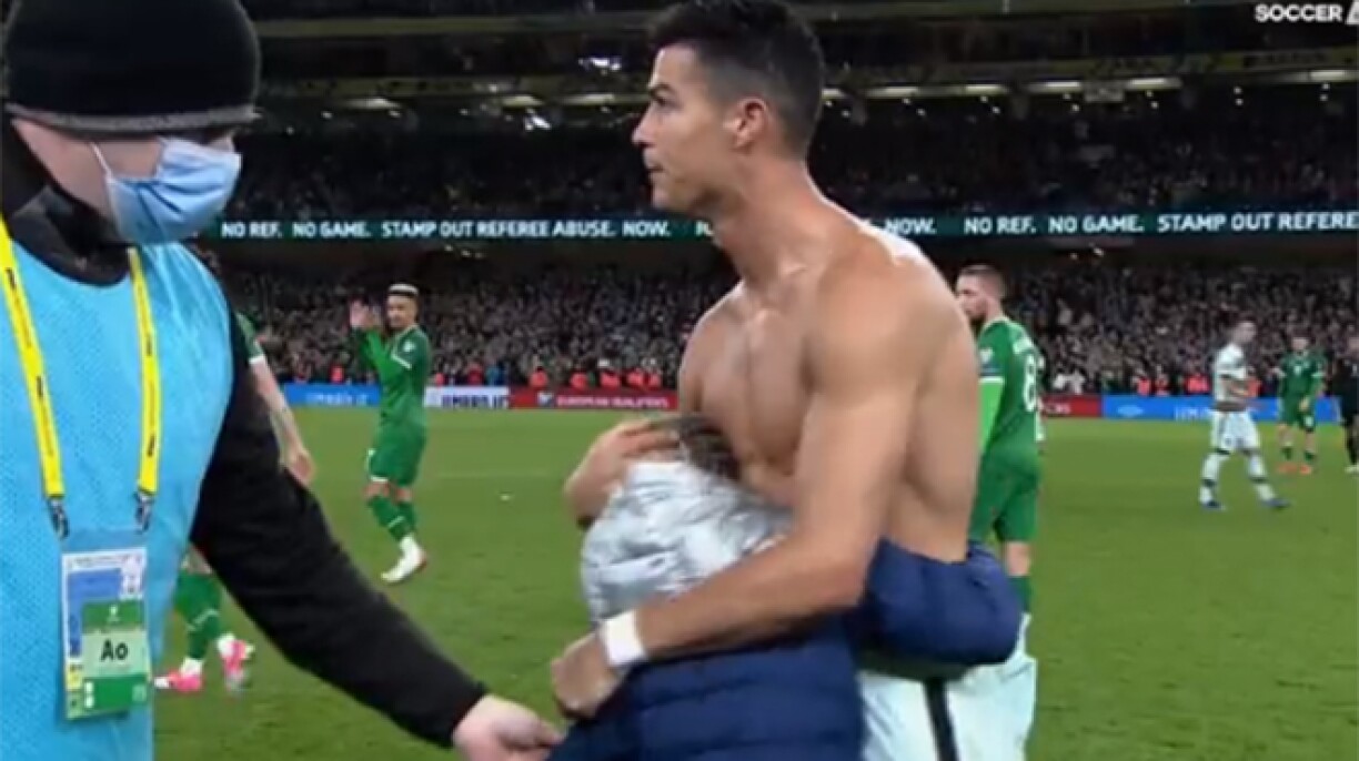 Un maillot et un gros câlin: Cristiano Ronaldo a régalé une jeune fan hier soir (vidéo)
