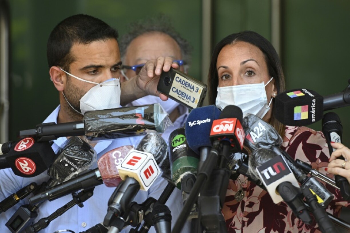 Le psychologue Carlos Diaz et la psychiatre Agustina Cosachov donnent une conférence de presse le 6 novembre 2020, alors que Diego Maradona est hospitalisé