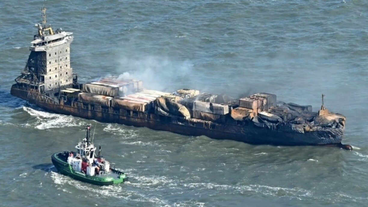 De la fumée s'élève du cargo MV Solong après sa collision la veille avec le pétrolier MV Stena Immaculate, en mer du Nord, au large de Withernsea, à l'est de l'Angleterre, le 11 mars 2025