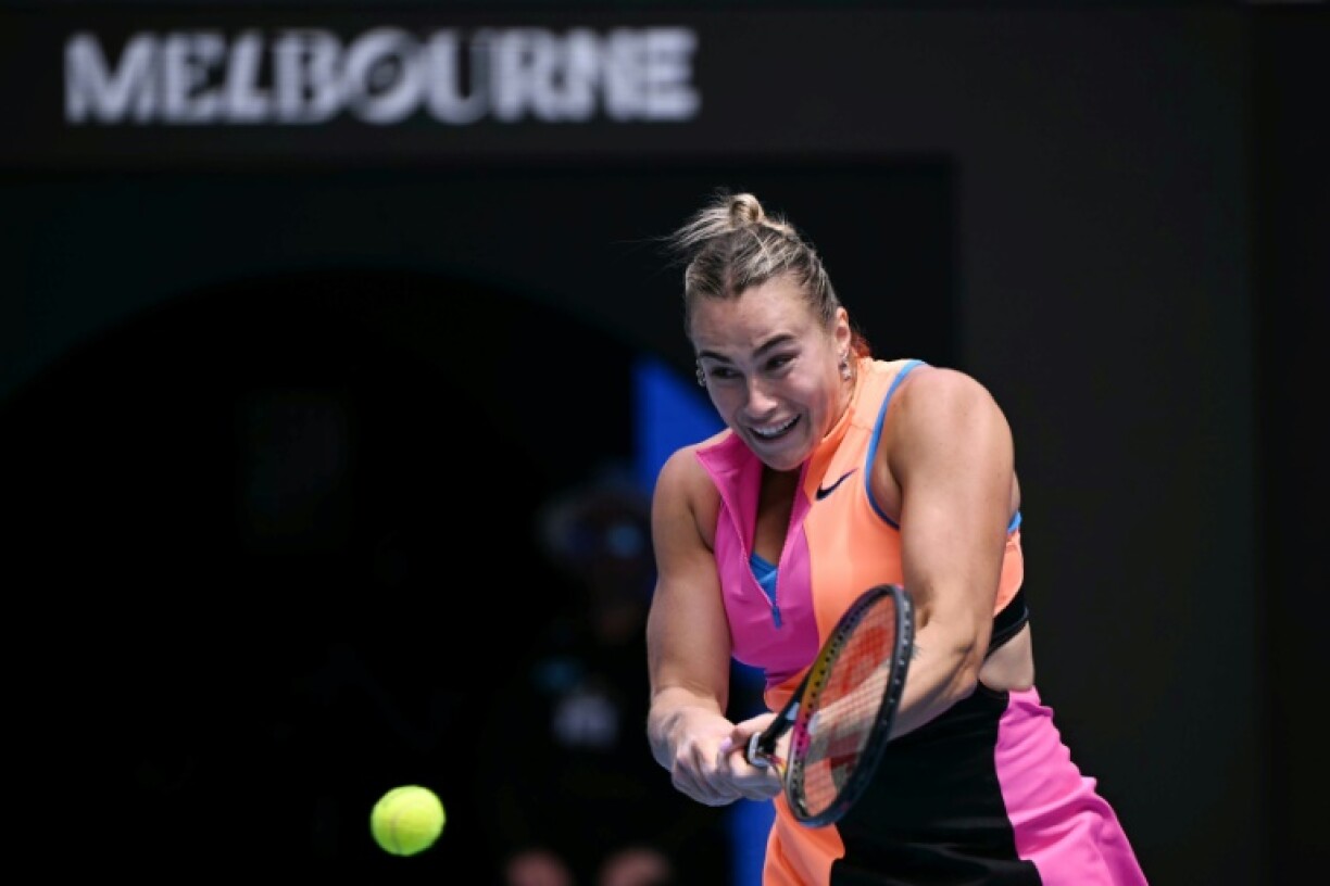La Bélarusse Aryna Sabalenka retourne la balle lors de sa victoire contre la Chinoise Bai Zhuoxuan lors du 2e tour de l'Open d'Australie, le 21 janvier 2026 à Melbourne
