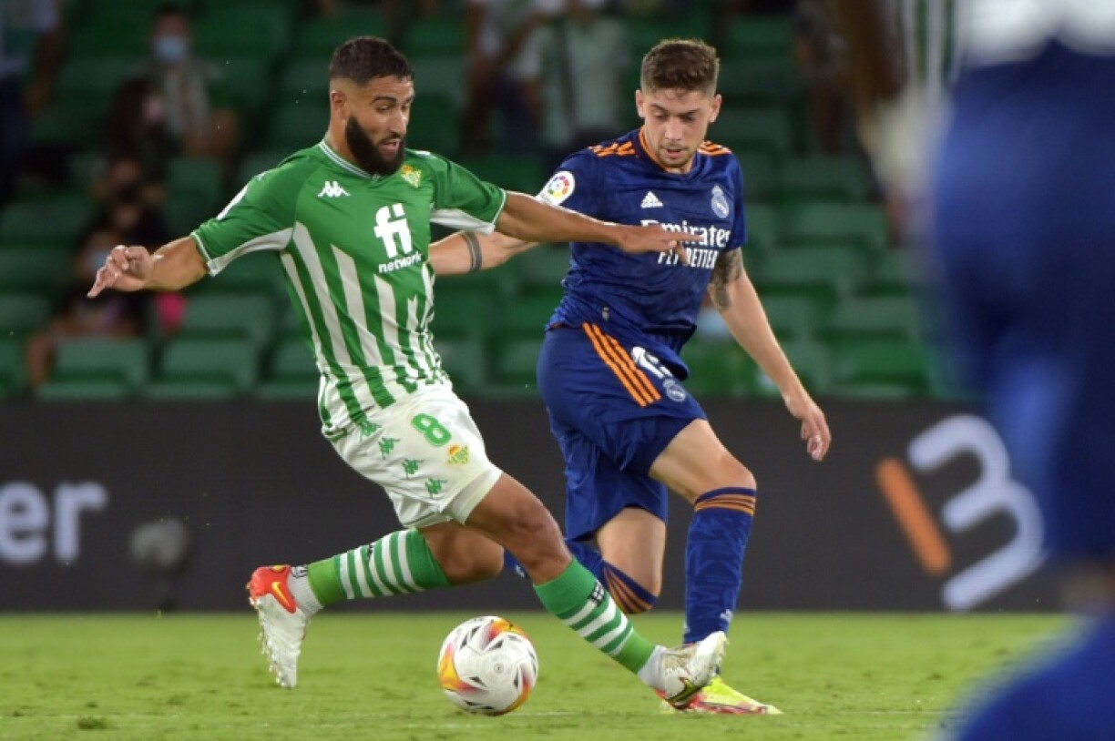Le milieu du Real Betis Nabil Fekir (g) devant le milieu du Real Madrid Federico Valverde, le 28 août 2021 à Séville