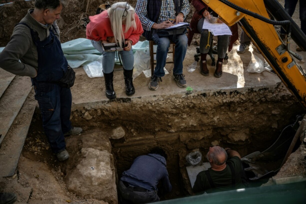 Archaeologists at the site where road workers found a headless statue of a naked man dating from between the 1st and 5th centuries