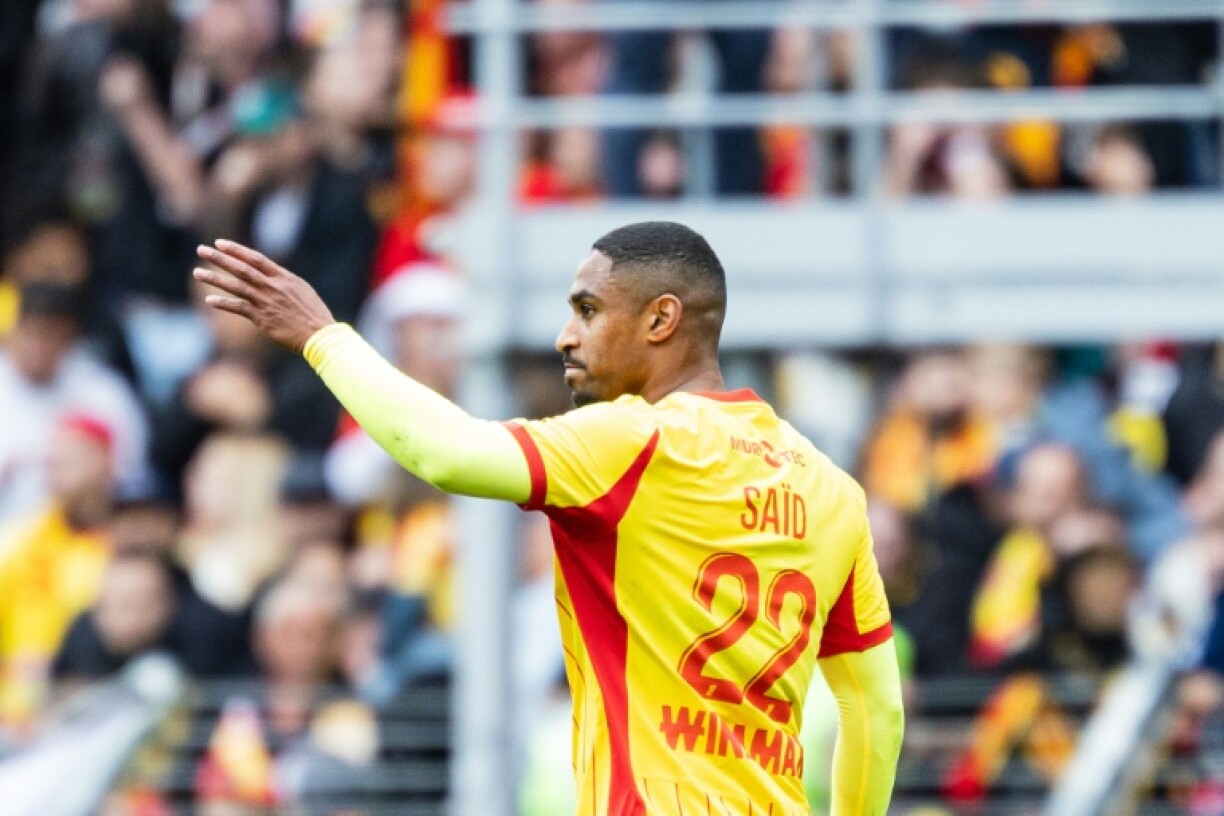 L'attaquant français du RC Lens, Wesley Said, célèbre le premier but de son équipe lors d'un match amical contre le FC Rouen, organisé en solidarité avec le journaliste sportif français emprisonné Christophe Gleizes, à Lens, le 11 avril 2026