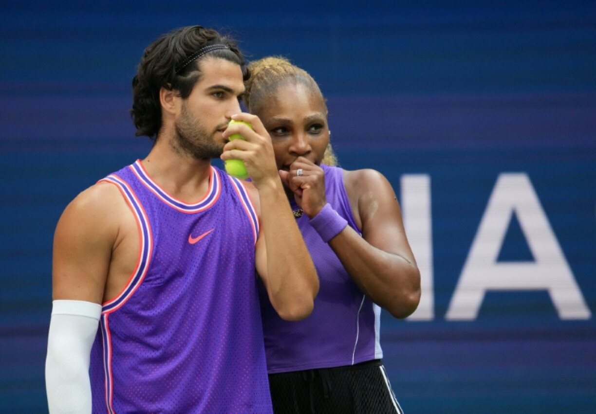 L'Espagnol Carlos Alcaraz (à gauche) et l'Américaine Serena Williams discute de leur stratégie lors de leur association en double mixte le 25 août 2026 à l'US Open à New York