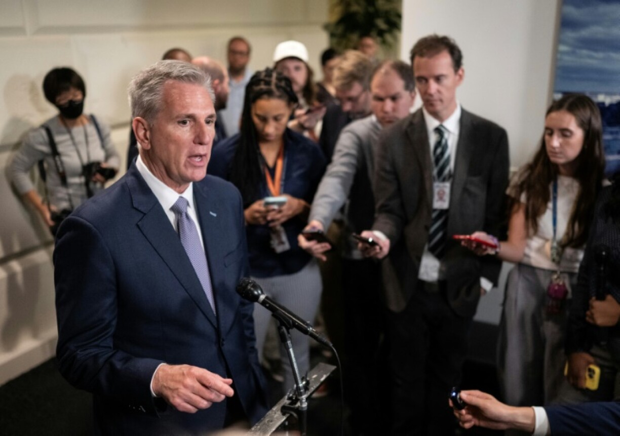 Le président républicain de la Chambre des représentants, Kevin McCarthy, fait une déclaration à la presse à l'issue d'une réunion au Congrès américain, le 30 septembre 2023 à Washington